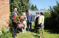 Tautodailininkę Rožę Zeltinienę pasveikino 100 metų jubiliejaus proga
