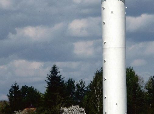 Iš toli matomas baltas Trakų Vokės meteorologinio radaro įrenginys.