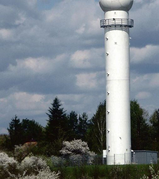 Iš toli matomas baltas Trakų Vokės meteorologinio radaro įrenginys.