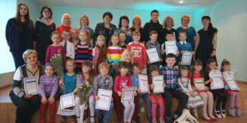 Radviliškio viešojoje bibliotekoje apdovanoti Vaikų piešinių konkurso „Mano spalvotas pasaulis“ nugalėtojai ir dalyviai