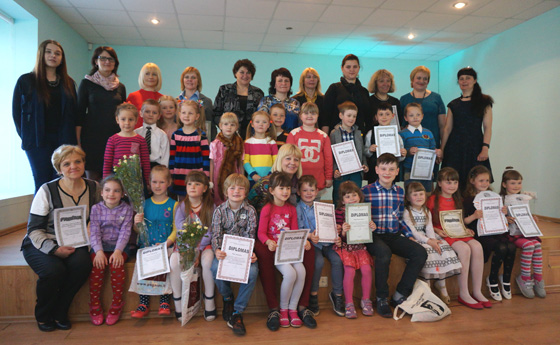 Radviliškio viešojoje bibliotekoje apdovanoti Vaikų piešinių konkurso „Mano spalvotas pasaulis“ nugalėtojai ir dalyviai