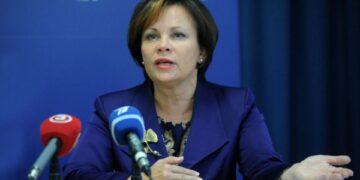 R. Juknevičienė: „Siūlau nenutraukti šaukimo į karo tarnybą“