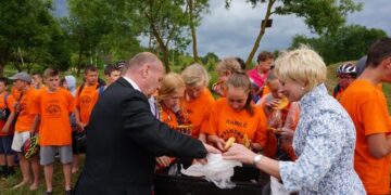 Vaikai stovyklose nenuobodžiauja: pavirsta robinzonais, bendrauja su jaunimu iš Ukrainos