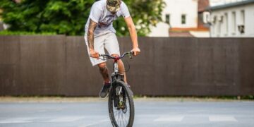 Geram BMX  dviratininkui svarbu mokėti kristi