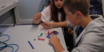 Technologijų mokymo centre moksleiviai konstruoja radijo imtuvus