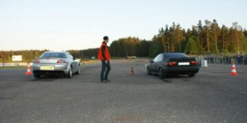 Lietuvos nelegalių gatvės lenktynių trasoje – „auksinis“ jaunimas ir lenktynių filmų fanatikai