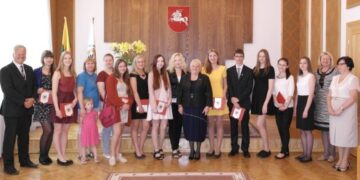 Pasveikino abiturientus, kurių žinios per valstybinius brandos egzaminus įvertintos šimtukais