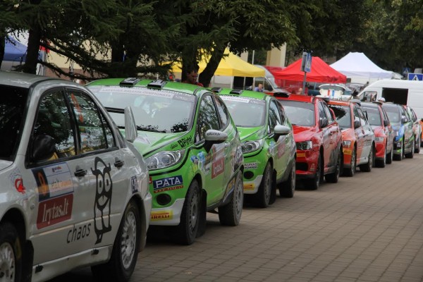 300 Lakes Rally 2014_serviso zona_ekipazai rikiuojasi startui_photo Dace Janova, 4rati.lv