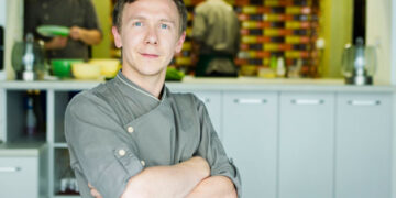 Mokyklos valgykla įžymybių prisiminimuose: nuo duonos šnicelių iki „kosminių“ padažų