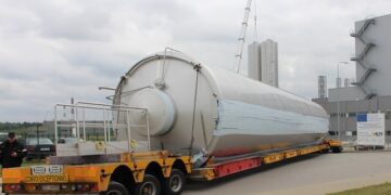 ŽŪK „Pienas LT“ gamykloje montuojamos įspūdingo dydžio pieno talpyklos