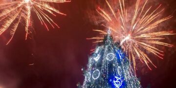 Anykščiuose sužibo kalėdinė miesto eglė