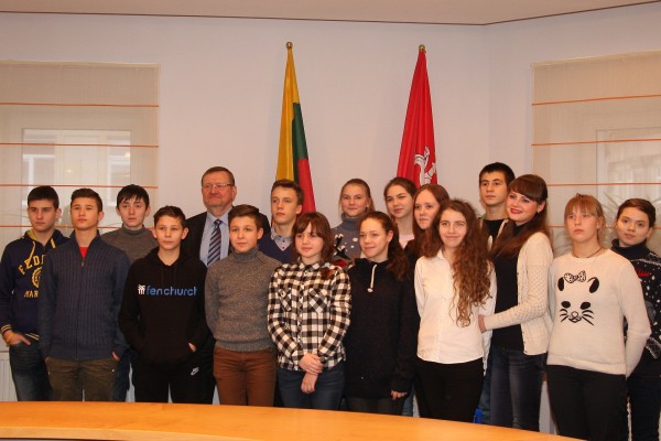 J. Bernatonis susitiko su nuo karo pabėgusiais ukrainiečių vaikais