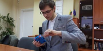 Studento sukurtas robotas: kūnas – 3D spausdintuvu, skydas – iš glaistyklės