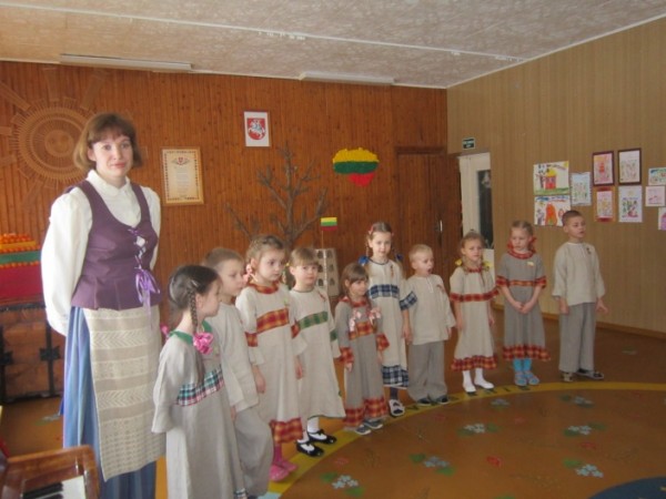 Vaikai švenčia Lietuvos gimtadienį