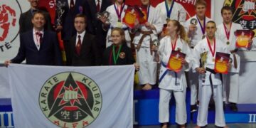 Šotokan karatė sportininkai džiaugiasi rezultatais