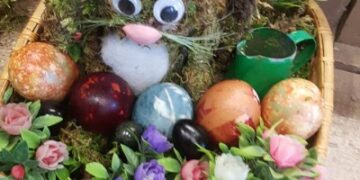 Lyg pavasario žiedų puokštės