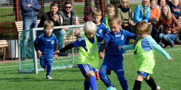 Uteniškiai sulipdė futbolo piramidę