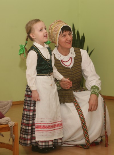 Lietuvių liaudies kūrybos puoselėjimas su pačiais mažiausiais