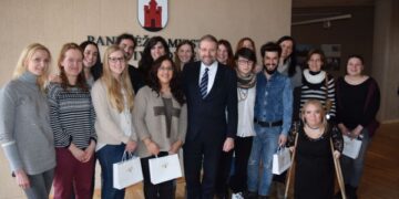 Meras susitiko su savanoriais