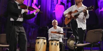 Lietuvos miestų scenos ruošiasi muzikinei kovai – grįžta „Smuiko ir gitaros amžių dvikova“