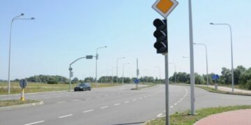 Greitį mėgstančius vairuotojus drausmins išmanieji šviesoforai