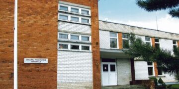 Mažėja mokinių – mažės ir mokyklų