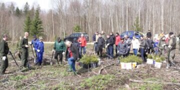 Biržų ir Pasvalio politikai bei savivaldybių darbuotojai dalyvavo miško sodinimo šventėje
