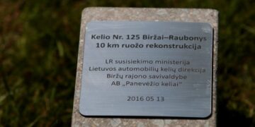 Pirmosios žiedinės sankryžos Biržuose statybų pradžia paminėta įrengiant simbolinį geodezinį ženklą