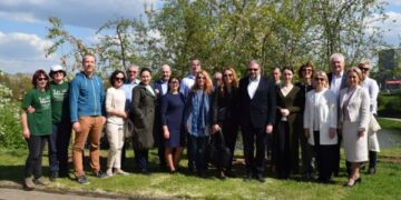 Dovana miestui – 8 sakuros