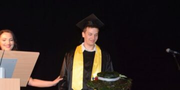 Meras sveikino Panevėžio kolegijos absolventus