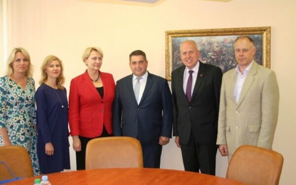 Iš kairės: Finansų ministerijos Turto valdymo departamento direktorė A. Vičkačkienė, finansų viceministrė A. Bagočiutė, finansų ministrė R. Budbergytė, Kupiškio rajono meras D. Bardauskas, vicemeras A. Martinka ir tarybos narys A. Secevičius.