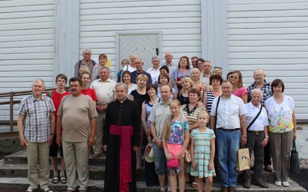 Kelionės dalyviai prie Pivašiūnų bažnyčios su klebonu mons. Vincu Baubliu