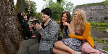 Kai gyvenimas spiria tau į užpakalį – spirk jam atgal! Tokiu šūkiu kino centras „Garsas“ kviečia pasitikti filmo „Kitos merginos“ premjerą