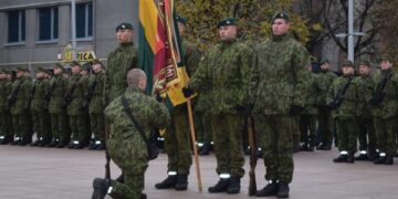 Meras pasveikino valstybei prisiekusius karius