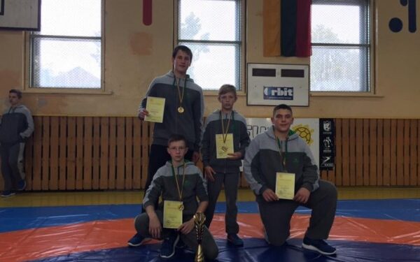 Stovi (iš kairės) T.Sakalauskas, N.Gervinskas, tupi D.Deveikis ir L.Boguševičius. Nuotr. iš asmeninio albumo