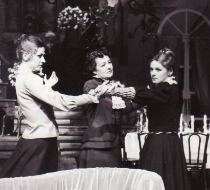 G. Urbonavičiūtė (dešinėje) spektaklyje A. Čechovo „Trys seserys“ (1985 m.).