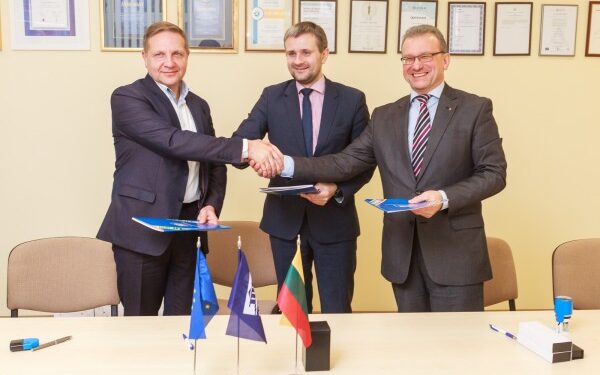 Strateginio bendradarbiavimo sutartį pasirašė (iš kairės) AB „Panevėžio keliai“ generalinis direktorius Virmantas Puidokas, Lietuvos automobilių kelių direkcijos prie LR susisiekimo ministerijos direktorius Egidijus Skrodenis ir VšĮ Panevėžio kolegija direktorius Gediminas Sargūnas