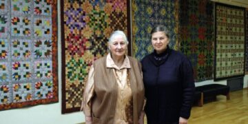 Tautiniais raštais supinti mamos ir dukros gyvenimai