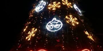 Šventinė nuotaika prie miesto eglės – visą mėnesį