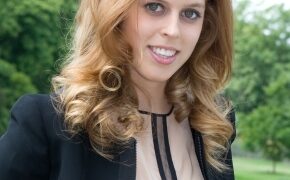 Yorko grafystės princesė Beatrice britų dainininkui Ed Sheeran vakarėlio metu įpjovė skruostą