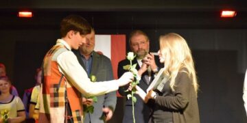 Meras apdovanojo jaunuosius dramaturgus