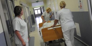 Gydymo įstaigos vadovo uždarbį siūloma susieti su darbuotojų atlyginimais