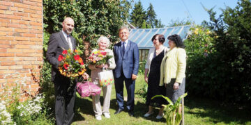 Tautodailininkę Rožę Zeltinienę pasveikino 100 metų jubiliejaus proga