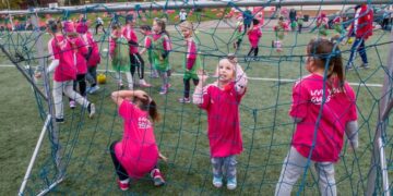 Tarp mergaičių populiarėja futbolas