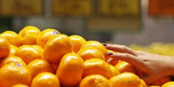 Atėjus šalčiams lietuviai suskubo pirkti mandarinus ir persimonus