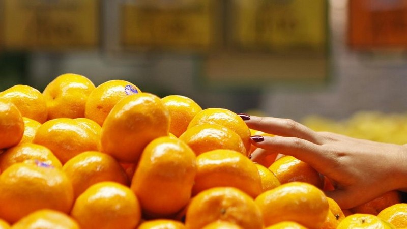 Atėjus šalčiams lietuviai suskubo pirkti mandarinus ir persimonus