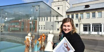 Keliaujanti keramikinių angelų paroda svečiuojasi Utenoje