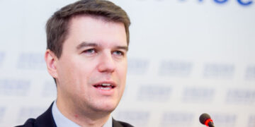 Spalio revoliucija balandį?