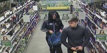 Policija prašo padėti atpažinti įtariamuosius