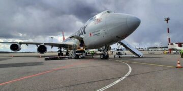 Į  Kauną ir Vilnių vėl atskraidintas didelis asmens apsaugos priemonių kiekis